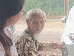 Mbah Watmo, Puluhan Tahun Jadi Relawan Pemungut Sampah di Candi Batur Pemalang