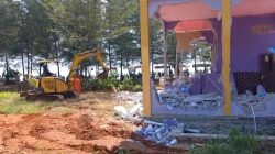Puluhan Tempat Karaoke dan Kafe di Pantai Sigandu Dibongkar Paksa