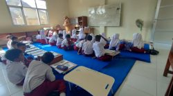 Siswa SDN Panggung 8 Terpaksa Belajar Lesehan Karena Kekurangan Meja dan Kursi