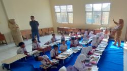 Arie Prima Soroti Siswa SD di Tegal Belajar Tanpa Meja Kursi