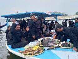 Ratusan Warga Ikut Larung Kepala Kerbau ke Tengah Waduk Cacaban