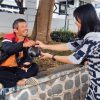 Pekerja BRI Bumiayu Berbagi Makanan kepada Warga Sekitar Kantor