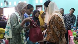 Bupati Paramitha Menyalurkan Paket Makanan Bergizi, Komitmen Tekan Angka Stunting