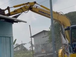 8 Bangunan Liar di Jalan Lingkar Bumiayu Brebes Dibongkar Satpol PP