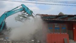 23 Bangunan Liar di Kertasari Tegal Dirobohkan, 1 Warung Diberikan Waktu Mengosongkan Bangunan