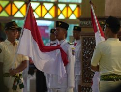 Momen Haru di Pendapa Amangkurat, Saat Orang Tua Pasangkan Kendit 80 Paskibraka