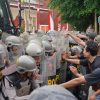 Geruduk DPRD Batang, Polisi ”Bentrok” dengan Demonstran