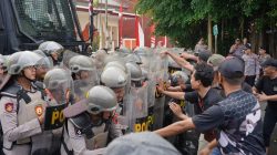 Geruduk DPRD Batang, Polisi ”Bentrok” dengan Demonstran
