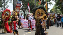 Tari Ronggeng Nyentrik dan Pencak Silat Universitas Bhamada Slawi Meriahkan Karnaval Kemerdekaan  