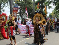 Tari Ronggeng Nyentrik dan Pencak Silat Universitas Bhamada Slawi Meriahkan Karnaval Kemerdekaan