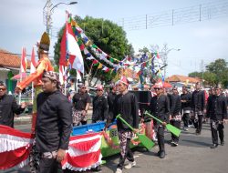 Meriahkan Karnaval Kemerdekaan, Sekretariat DPRD Batang Tampilkan Kapal Simbol Sinergi Bupati dan Legeslatif 