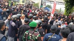 Tutup Jalur Pantura, Massa Lempari Batu Gedung DPRD Batang