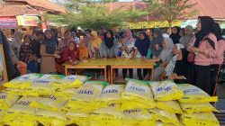 Warga dan Pedagang Pasar Trayeman Serbu Beras SPHP