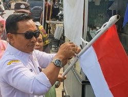 Camat dan Wakapolres Turun Tangan Pasang Bendera Merah Putih