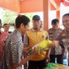Beras Murah Plus Bendera Merah Putih Dibagikan di Tegal
