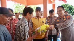 Beras Murah Plus Bendera Merah Putih Dibagikan di Tegal