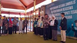 Bupati Ischak Serahkan SK Penerimaan Beasiswa Sadesa, “Jangan Minder Kuliah di Perguruan Tinggi Swasta Lokal”