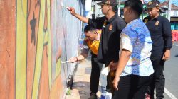 Polres, Pemkot, dan Warga Bersihkan Coretan Liar