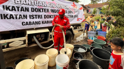PMI Distribusikan Bantuan Air di Sepuluh Desa