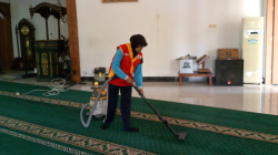 Forum Remaja Palang Merah Indonesia Bersihkan Masjid Al Hajj Slawi