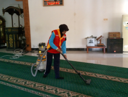 Forum Remaja Palang Merah Indonesia Bersihkan Masjid Al Hajj Slawi