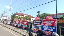 Polres Brebes Dipenuhi Karangan Bunga, Ada Apa?