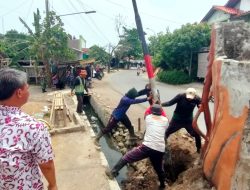 DPUPR Kota Tegal Bongkar Tiang Provider Tak Berizin di Jalan Ki Hajar Dewantara