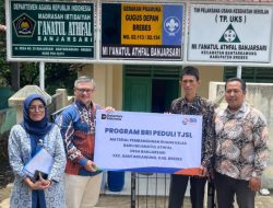 BRI Salurkan Bantuan Material Bangunan Bagi MI Ianatul Athfal Banjarsari