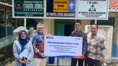 BRI Salurkan Bantuan Material Bangunan Bagi MI Ianatul Athfal Banjarsari