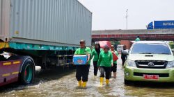 Sopir Truk Lega Dapat Bantuan Makan dari Pemprov Jateng Setelah Dua Hari Terjebak Banjir