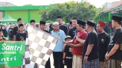 Meriahkan Hari Santri, Peserta Jalan Sehat Gunakan Sarung