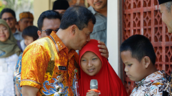 Gubernur Ahmad Lutfhi Menangis Saat Dengar Puisi “Rindu Cahaya”