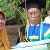Mbah Kaidi Jadi Wisudawan Terbaik dan Tertua di Brebes: Bukti Semangat Belajar Tak Pernah Pudar