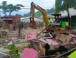 Tanpa Perlawanan, Eskavator Ratakan Puluhan Warung Remang-Remang 