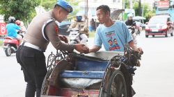Anggota Propam di Tegal Patungan Borong Nasi Bungkus, Warga Diajak Makan Gratis