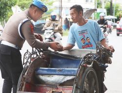 Anggota Propam di Tegal Patungan Borong Nasi Bungkus, Warga Diajak Makan Gratis