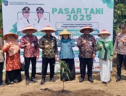 Bupati Ischak Ajak Peduli Petani dan Produk Petani di Pasar Tani 2025 