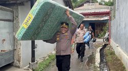 Bantu Lansia Hidup Sendiri, Kapolsek Turun Tangan Angkut Kasur