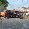 Diduga Sopir Kurang Konsentrasi, Truk Terguling Bikin Macet