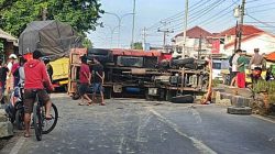 Diduga Sopir Kurang Konsentrasi, Truk Terguling Bikin Macet