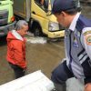 Petugas Dishub Jateng Angkut Warga Hingga Evakuasi Truk Terperosok di Banjir Kaligawe