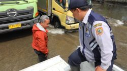 Petugas Dishub Jateng Angkut Warga Hingga Evakuasi Truk Terperosok di Banjir Kaligawe