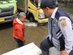 Petugas Dishub Jateng Angkut Warga Hingga Evakuasi Truk Terperosok di Banjir Kaligawe