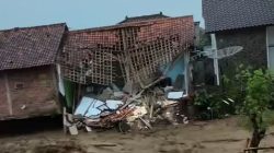 Update Banjir Bumiayu : Ratusan Rumah di Kalierang Terendam, Tiga Rumah Roboh dan Satu Mobil Terseret Arus