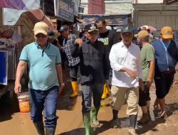 Wakil Bupati Brebes Tinjau Lokasi Banjir di Bumiayu, Warga Masih Bersihkan Lumpur Tebal