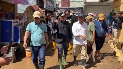 Wakil Bupati Brebes Tinjau Lokasi Banjir di Bumiayu, Warga Masih Bersihkan Lumpur Tebal