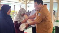 Bagi-bagi Sembako Kepada Para Janda di Pakembaran, Wabup Kholid : Ini Bukan Politik atau Kampanye 