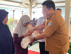 Bagi-bagi Sembako Kepada Para Janda di Pakembaran, Wabup Kholid : Ini Bukan Politik atau Kampanye 