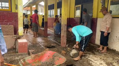Dua SD di Bumiayu Brebes Diliburkan Usai Terendam Banjir, Lumpur Setebal 30 Cm Penuhi Kelas