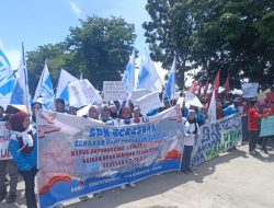 Tuntut Kenaikan UMK Rp 3,5 Juta, Ratusan Buruh Demo di KPT Brebes